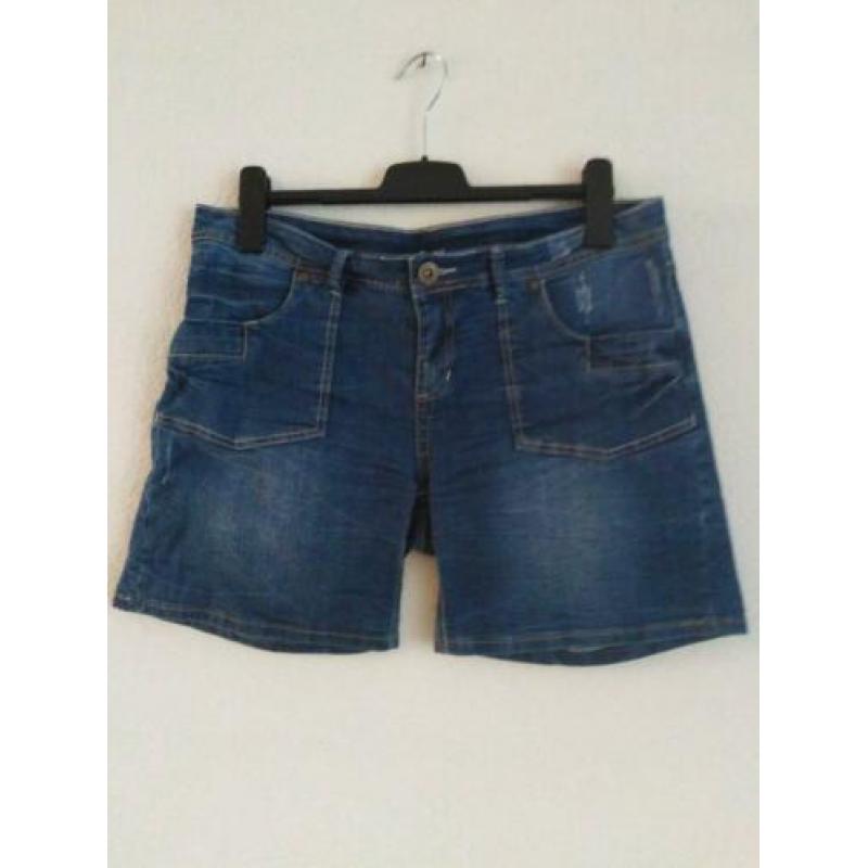 Korte spijkerbroek jeans bermuda maat L / 42. Met stretch.