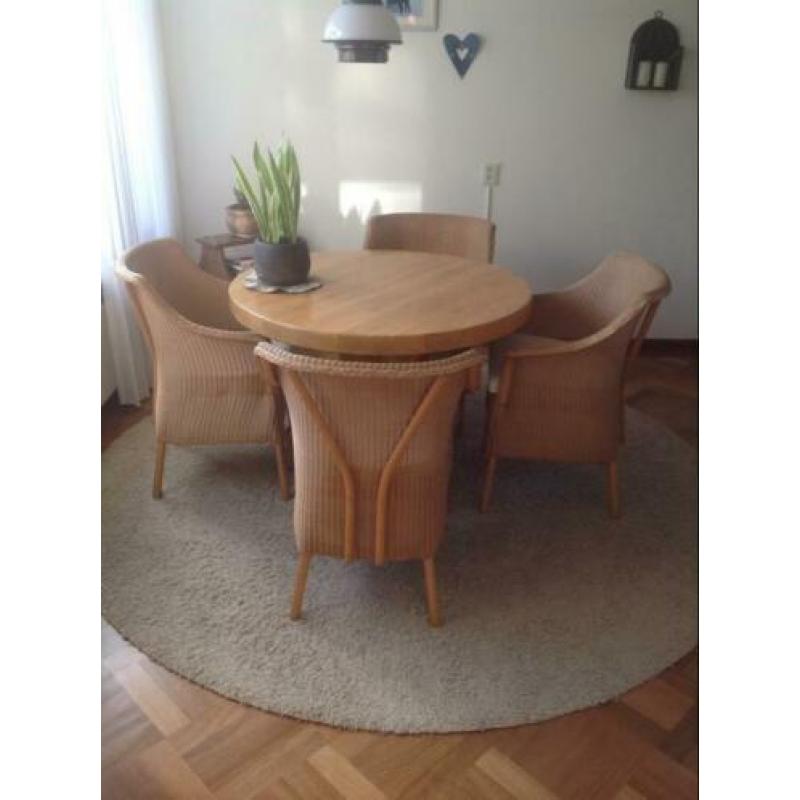 Ronde eethoek met vier Lloyd loom stoelen