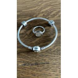 Te koop div zilveren sieraden.