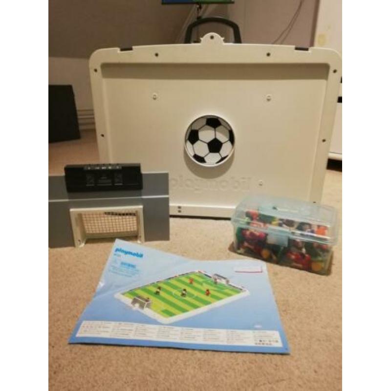 Playmobile 4725 meeneem voetbalveld met uitbreiding