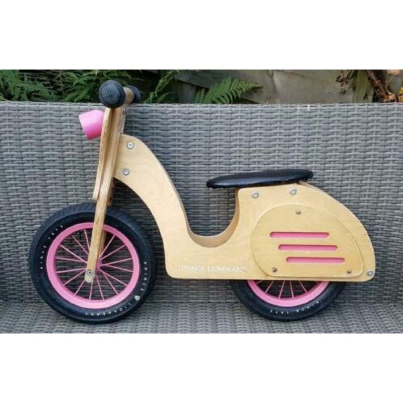 Houten loopfiets met luchtbanden
