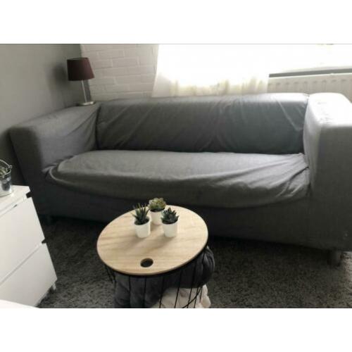Leuk grijs bankje