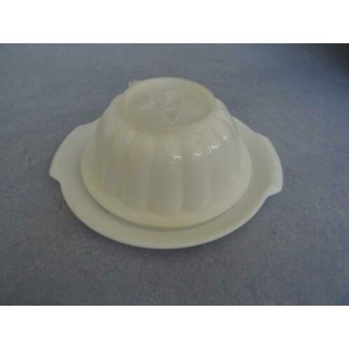 Tupperware puddingvorm en bewaardozen te koop.