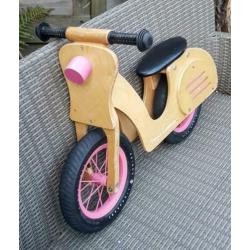 Houten loopfiets met luchtbanden