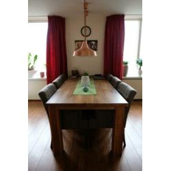 Mooie eettafel met 6 stoelen en 4 trendy hanglampen.