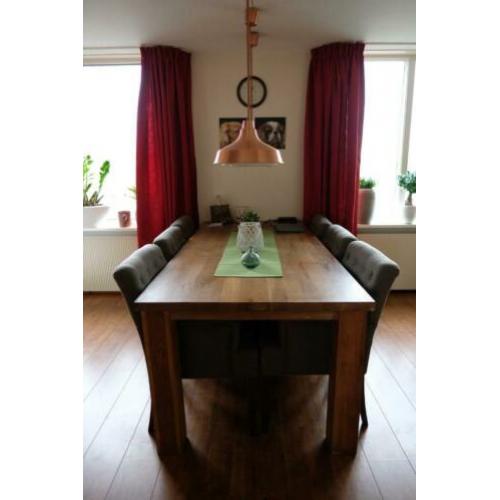 Mooie eettafel met 6 stoelen en 4 trendy hanglampen.