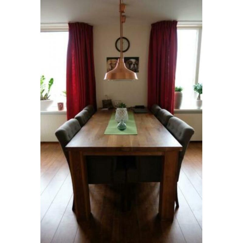 Mooie eettafel met 6 stoelen en 4 trendy hanglampen.