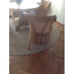 Ronde eethoek met vier Lloyd loom stoelen