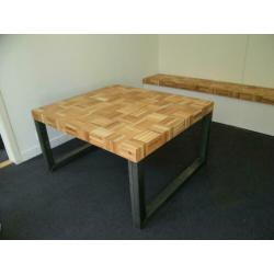 Tafel van sloophout met houten of stalen poten op maat.