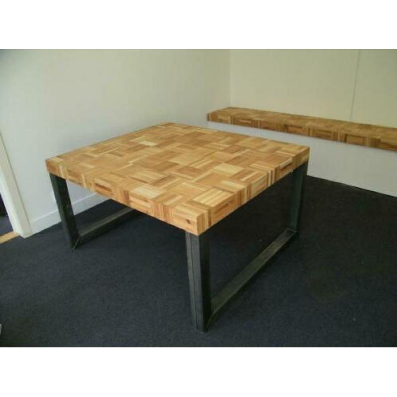 Tafel van sloophout met houten of stalen poten op maat.