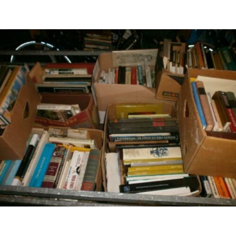 goede boeken dozen vol een aanhanger gevuld zie fotos