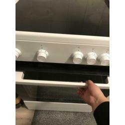 Electrische fornuis met prima oven. Moet weg ivm verhuizing.
