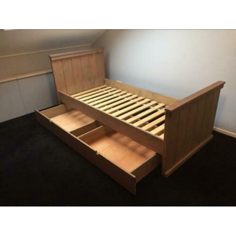 Steigerhouten kast en bed