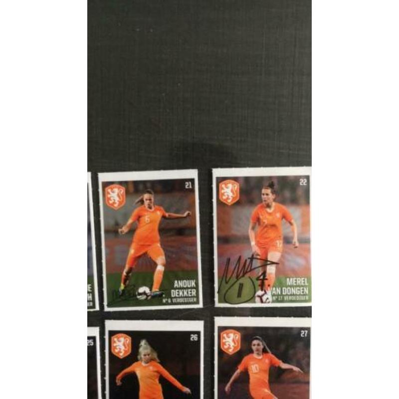 Een hele team van de oranje leeuwinnen zonder de logo