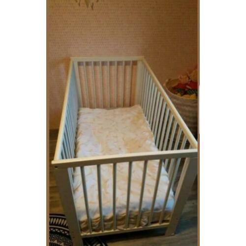 Witte ledikant met lattenbodem en matras
