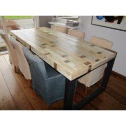 Tafel van sloophout met houten of stalen poten op maat.
