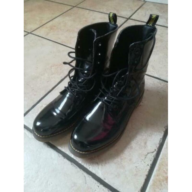 Zwarte lakboots