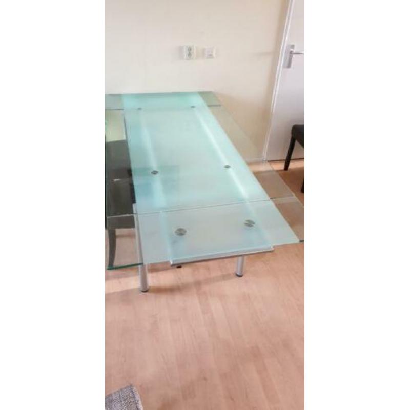 Mooie uitschuifbare glazen tafel