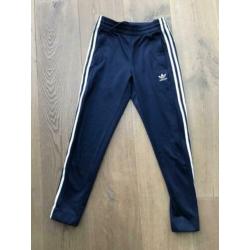 Adidas trainingsbroek met knopen aan de zijkant
