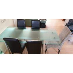 Mooie uitschuifbare glazen tafel