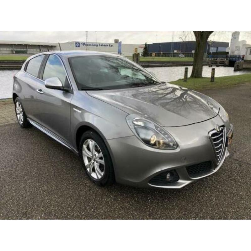 Alfa Romeo Giulietta 1.6 JTDm Distinctive /6-bak/Leder/led/s