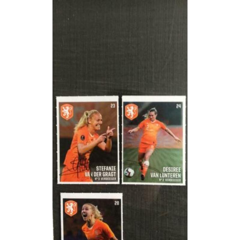 Een hele team van de oranje leeuwinnen zonder de logo