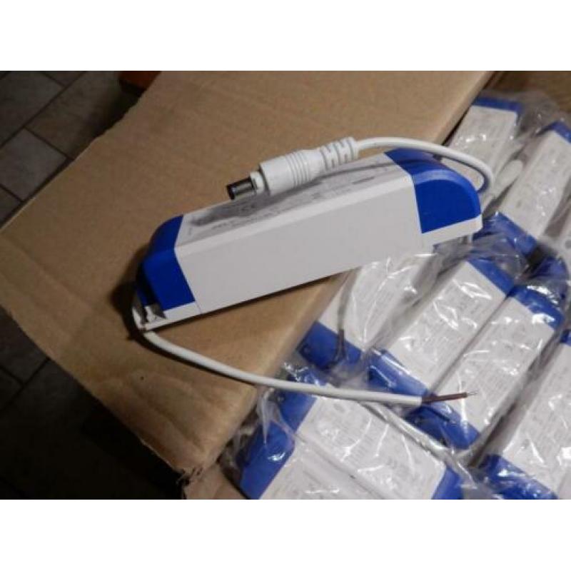 Doos met 37 LED Drivers en 2 dimbare led drivers