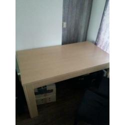 Grote eettafel mét 6 stoelen !!