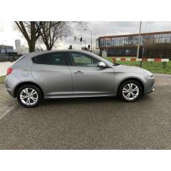 Alfa Romeo Giulietta 1.6 JTDm Distinctive /6-bak/Leder/led/s