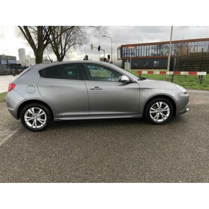 Alfa Romeo Giulietta 1.6 JTDm Distinctive /6-bak/Leder/led/s