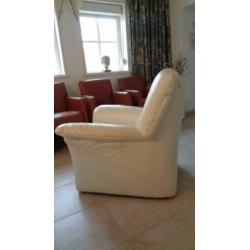 Te koop: roomwit lederen fauteuil