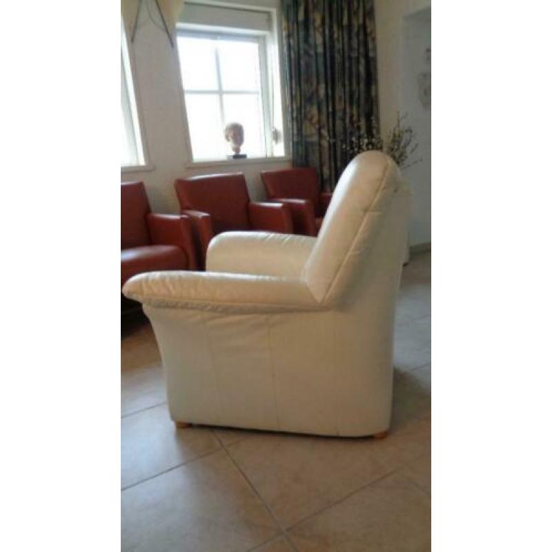 Te koop: roomwit lederen fauteuil