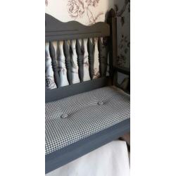 Vreselijk mooi kinderbankje / poppenbankje te koop!