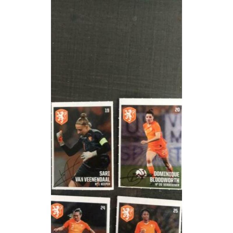 Een hele team van de oranje leeuwinnen zonder de logo