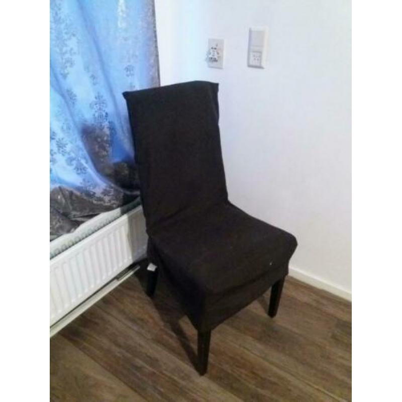 Grote eettafel mét 6 stoelen !!