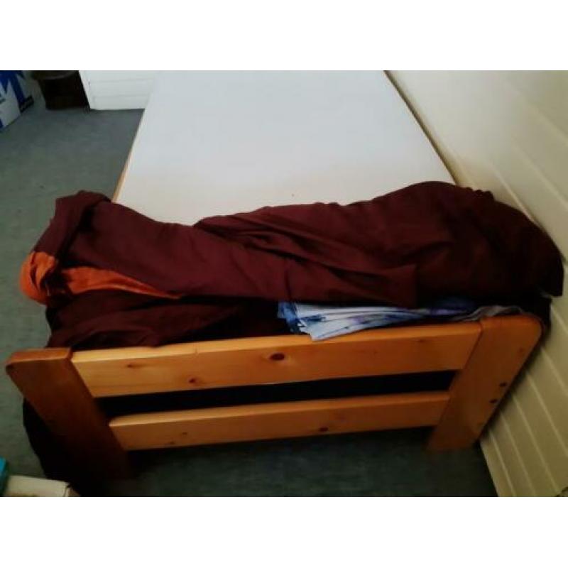 1 persoonsbed 90x200 met lattenbodem, matras, beddengoed