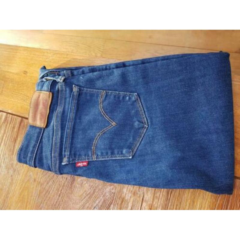 Levis 710