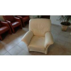 Te koop: roomwit lederen fauteuil
