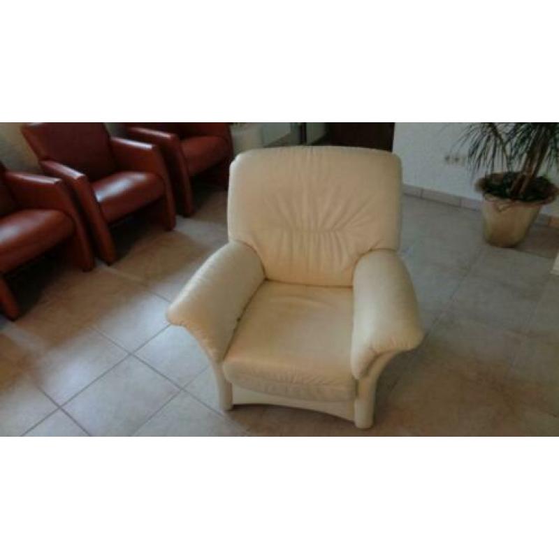 Te koop: roomwit lederen fauteuil