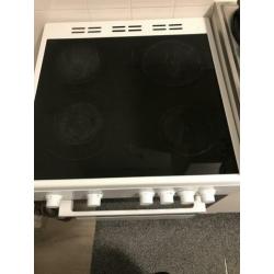 Electrische fornuis met prima oven. Moet weg ivm verhuizing.