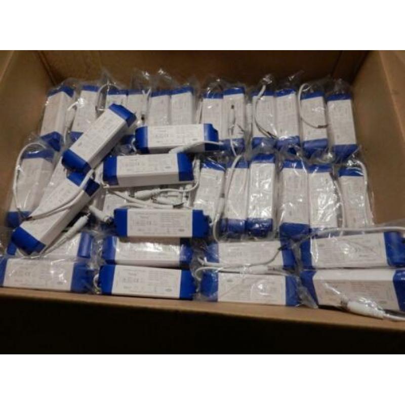 Doos met 37 LED Drivers en 2 dimbare led drivers