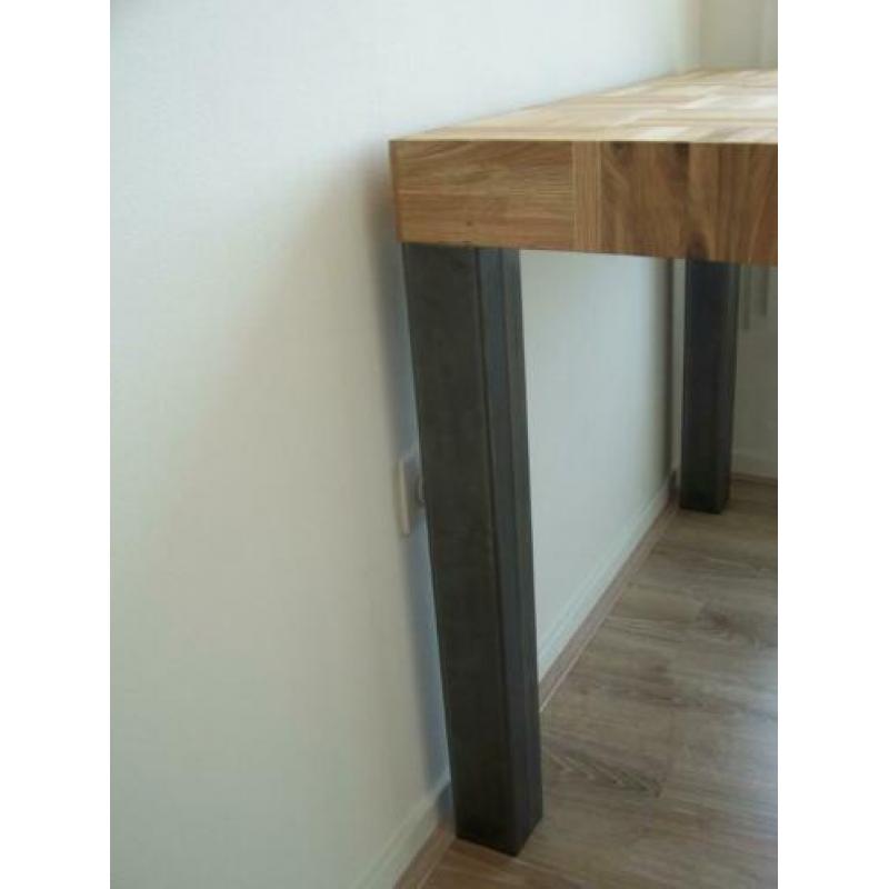 Tafel van sloophout met houten of stalen poten op maat.