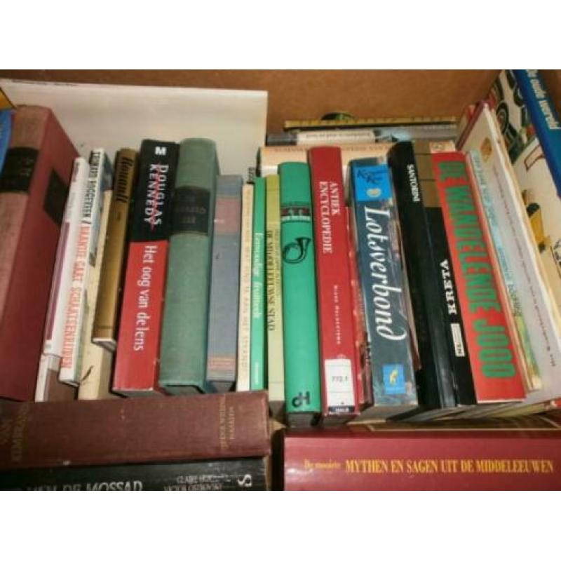 goede boeken dozen vol een aanhanger gevuld zie fotos