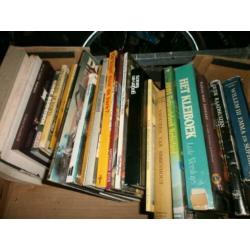 goede boeken dozen vol een aanhanger gevuld zie fotos