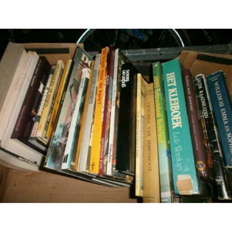 goede boeken dozen vol een aanhanger gevuld zie fotos