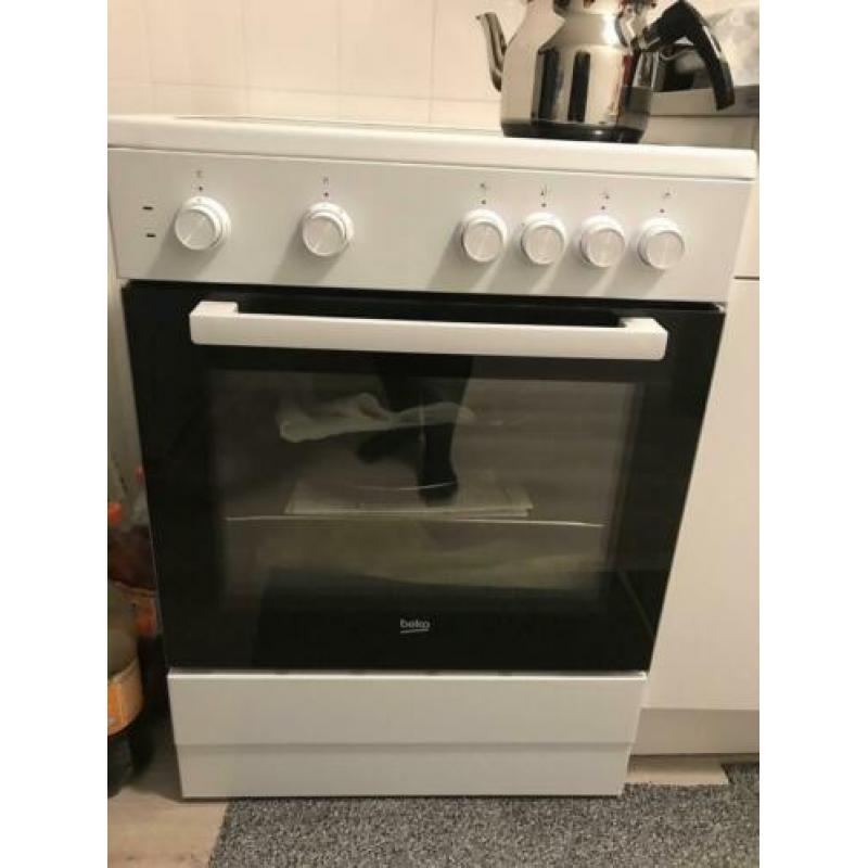 Electrische fornuis met prima oven. Moet weg ivm verhuizing.