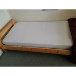 1 persoonsbed 90x200 met lattenbodem, matras, beddengoed
