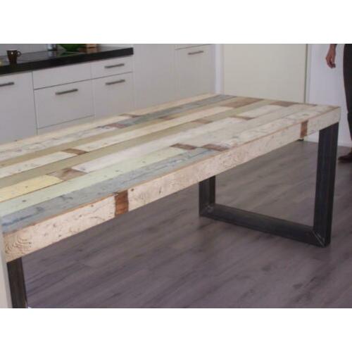 Tafel van sloophout met houten of stalen poten op maat.