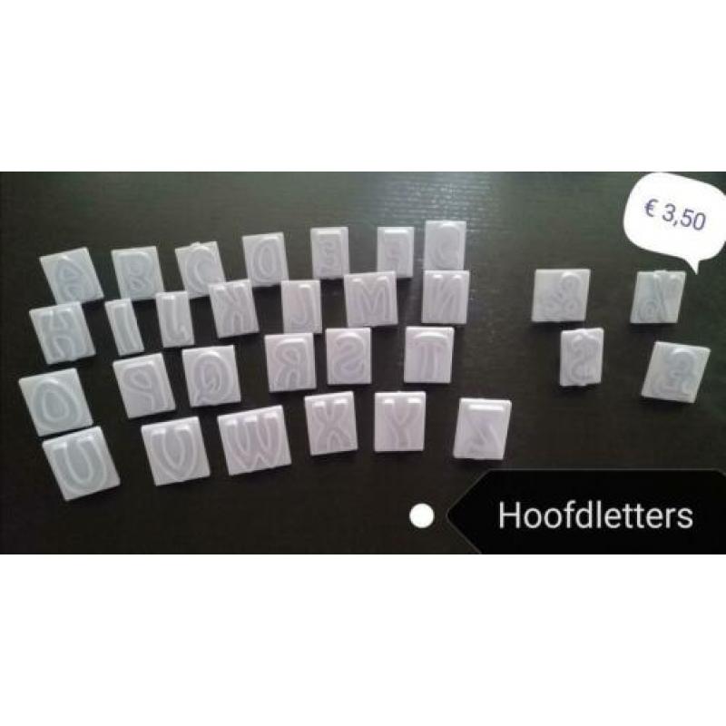 Diverse letters cijfers uitsteker oa fmm