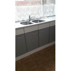 Grijs witte keuken